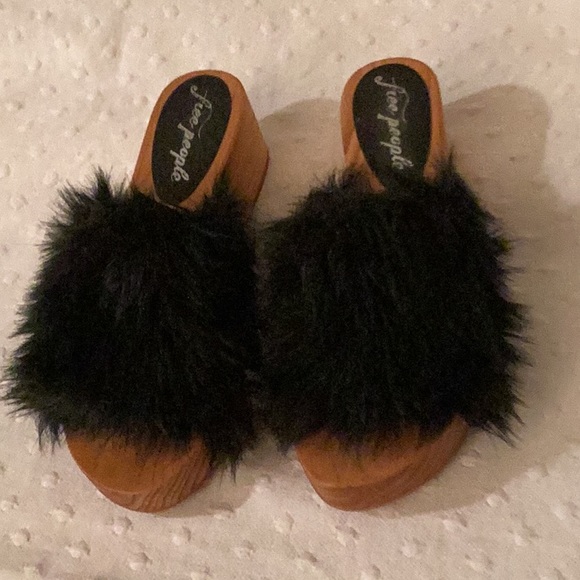 NNB Free people black faux fur & wood low heels sandals # 38/ 7.5 M - Picture 2 of 8